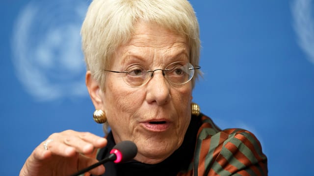 Carla Del Ponte spricht in ein Mikrofon. Carla Del Ponte spricht in ein Mikrofon.