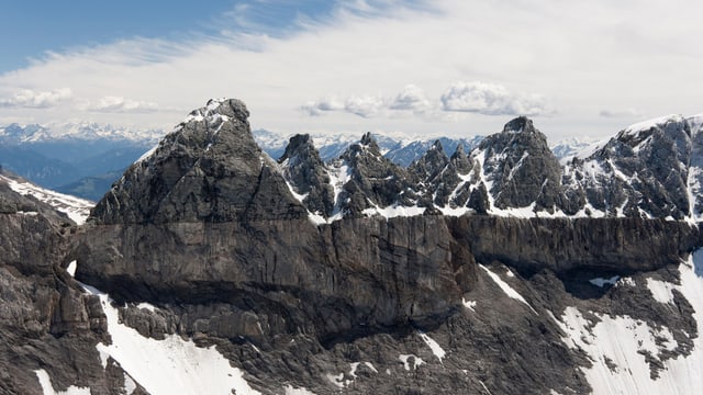Berge mit gut sichtbarer Überschiebungslinie Berge mit gut sichtbarer Überschiebungslinie