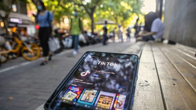 Auf einem Smartphone ist die Tiktok-App zu sehen. Auf einem Smartphone ist die Tiktok-App zu sehen.