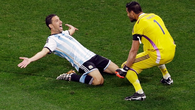 Maxi Rodriguez und Goalie Romero freuen sich. Maxi Rodriguez und Goalie Romero freuen sich.