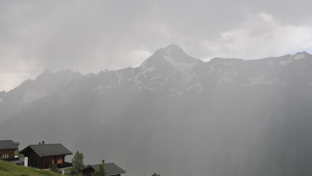 Im Wallis verhinderten Wolken und Schauer noch höhere Temperaturen, wie hier auf der Lauchernalp im Lötschental. Im Wallis verhinderten Wolken und Schauer noch höhere Temperaturen, wie hier auf der Lauchernalp im Lötschental.