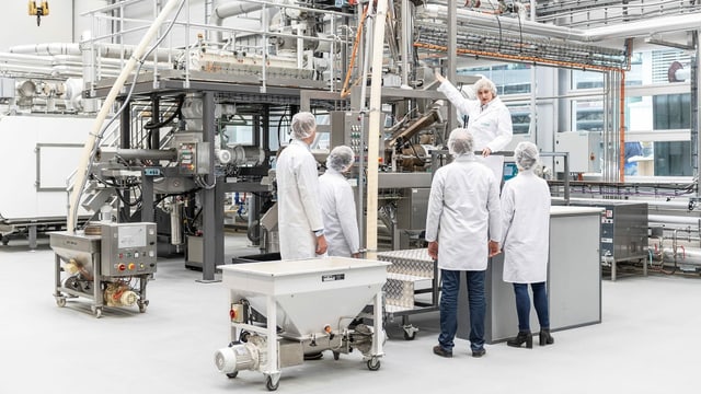 Viele Leute arbeiten in einem Labor an der Nudel der Zukunft. Viele Leute arbeiten in einem Labor an der Nudel der Zukunft.