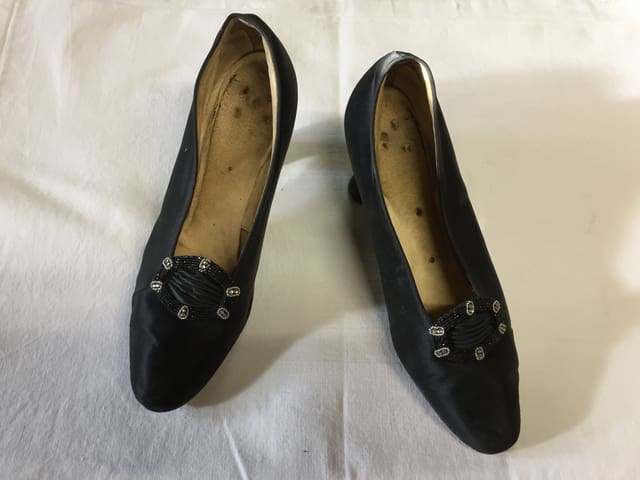 Alte schwarze Damenschuhe Alte schwarze Damenschuhe