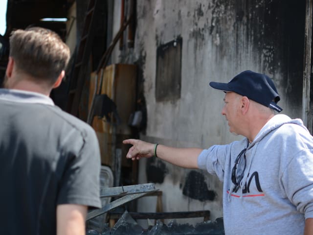 Nichts mehr wie zuvor: Garagier Andy Matter betrachtet sein zerstörtes Geschäft. Nichts mehr wie zuvor: Garagier Andy Matter betrachtet sein zerstörtes Geschäft.