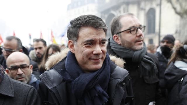 Porträt von Olivier Faure in einer Menschenmenge. Porträt von Olivier Faure in einer Menschenmenge.