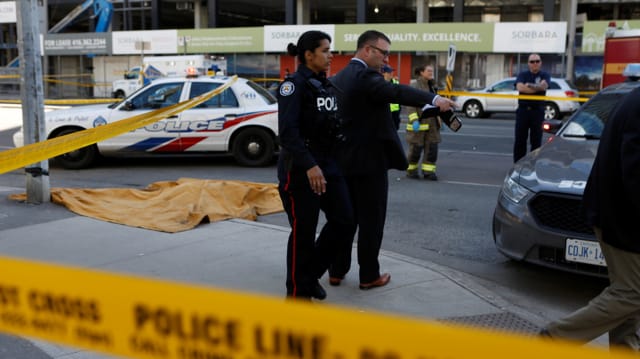 Polizisten sperren den Ort der Amokfahrt in Toronto ab. Polizisten sperren den Ort der Amokfahrt in Toronto ab.