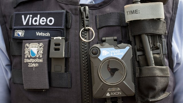 Bodycam an einer Polizeiuniform