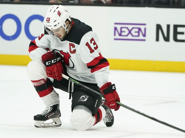 Nico Hischier kniet auf dem Eis Nico Hischier kniet auf dem Eis