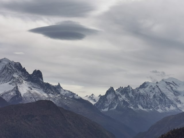 Eine UFO-förmige Wolke über dem Mont-Blanc.