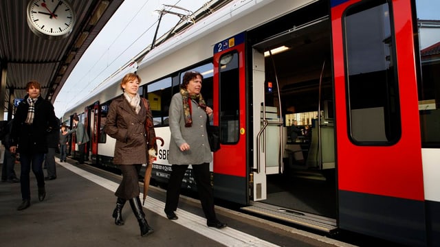 Zwei Frauen gehen neben eine Zug. Zwei Frauen gehen neben eine Zug.