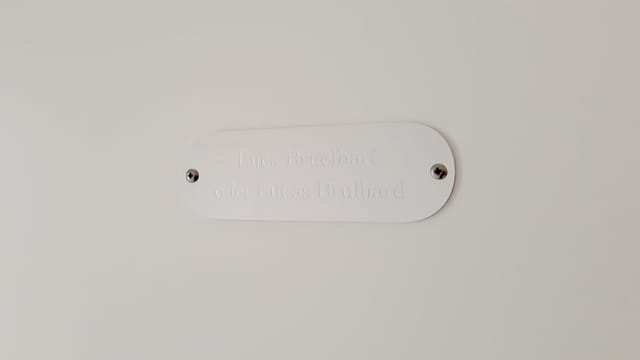 Eine Plakette mit einem Namen. Eine Plakette mit einem Namen.