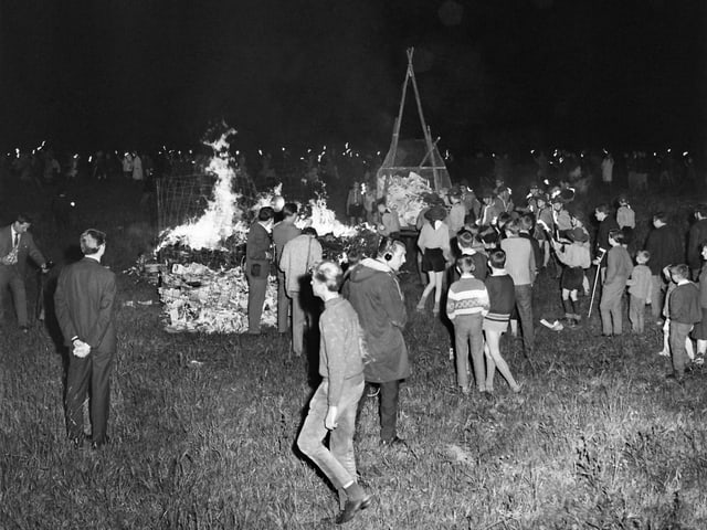 Grosses Feuer, Hefte werden verbrannt, Jugendliche davor. Grosses Feuer, Hefte werden verbrannt, Jugendliche davor.