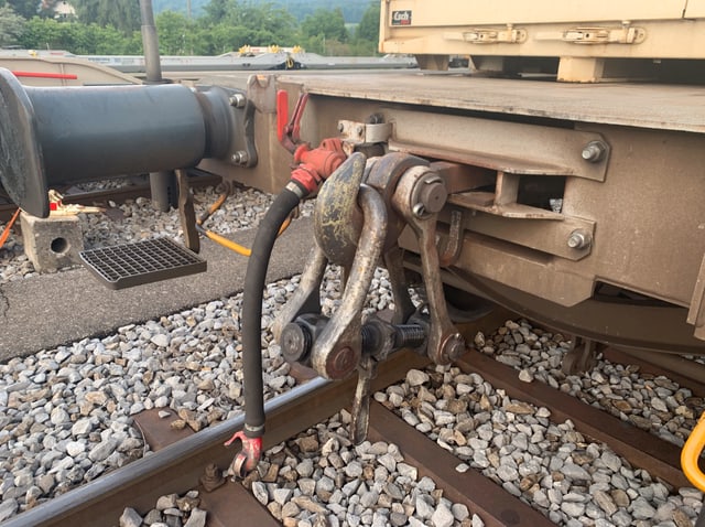 Eine traditionelle Schraubkupplung an einem Güterwagen der SBB. Eine traditionelle Schraubkupplung an einem Güterwagen der SBB.