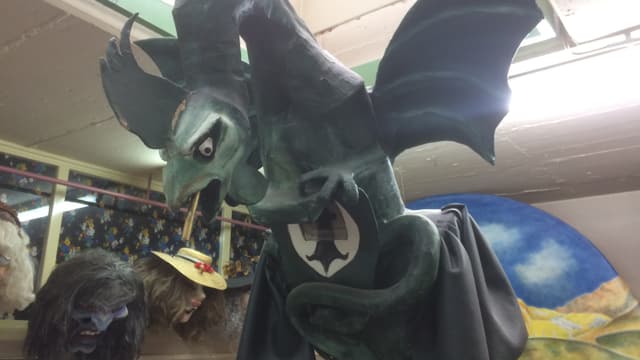 Eine Larve, die einen Basler Basilisk darstellt, hängt an der Decke. Eine Larve, die einen Basler Basilisk darstellt, hängt an der Decke.