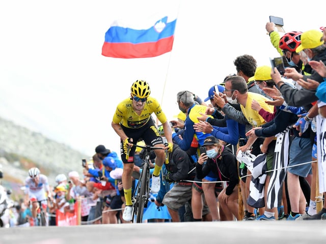 Primoz Roglic baut seinen Vorsprung auf Tadej Pogacar aus. Primoz Roglic baut seinen Vorsprung auf Tadej Pogacar aus.