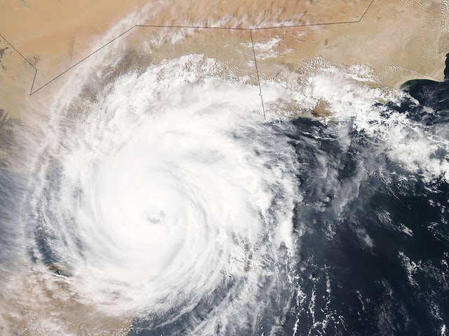 Ein Satellitenbild des Wirbelsturms mit einer sichtbaren Vertiefung im Zentrum des rotierenden Systems. Während der Himmel über dem Golf von Aden stark bewölkt ist, sieht man die Wüste der Arabischen Halbinsel. Ein Satellitenbild des Wirbelsturms mit einer sichtbaren Vertiefung im Zentrum des rotierenden Systems. Während der Himmel über dem Golf von Aden stark bewölkt ist, sieht man die Wüste der Arabischen Halbinsel.
