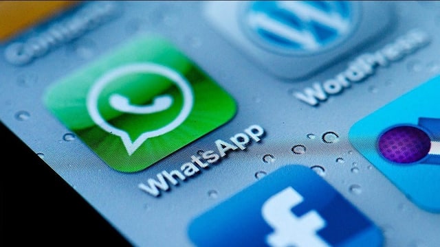 Die Logos von Facebook und WhatsApp auf einem iPhone. Die Logos von Facebook und WhatsApp auf einem iPhone.