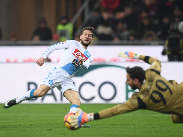 Dries Mertens versucht Milans Goalie mit einem gezielten Schuss zu überwinden