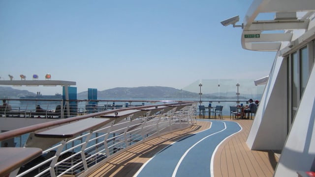 So joggt man auf dem Schiff: Auf einem blauen Streifen rund ums Deck herum So joggt man auf dem Schiff: Auf einem blauen Streifen rund ums Deck herum