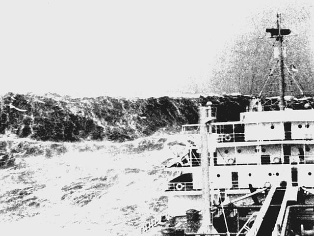 Diese Aufnahme zeigt eine Monsterwelle um 1940, aufgenommen in der Biskaya, Frankreich, nahe der 100-Faden-Linie. Diese Aufnahme zeigt eine Monsterwelle um 1940, aufgenommen in der Biskaya, Frankreich, nahe der 100-Faden-Linie.