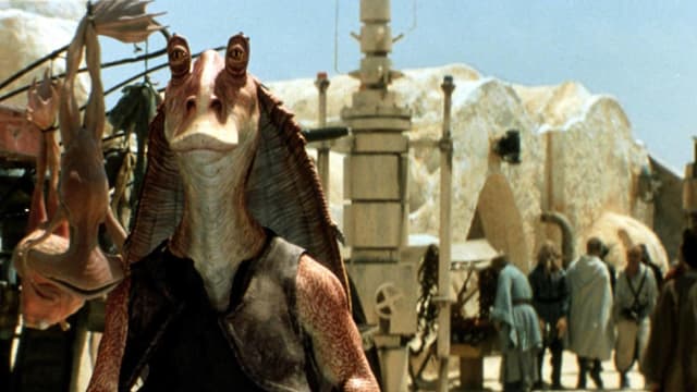 Jar Jar Binks ist eine Art sprechende Dino-Echse, die vom Publikum gehasst wurde. Jar Jar Binks ist eine Art sprechende Dino-Echse, die vom Publikum gehasst wurde.