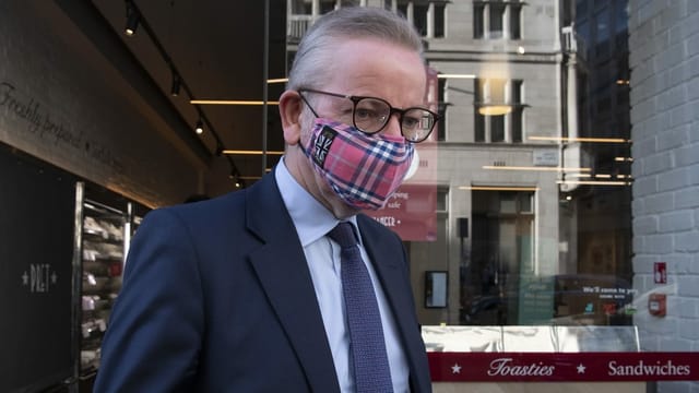 Mann mit Gesichtsmaske Mann mit Gesichtsmaske
