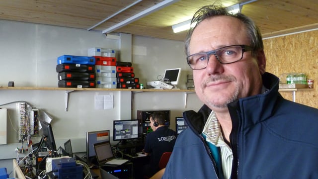 Der Chef der Zeitmessung, Eckhard Frank, vor dem Pult mit den Computern und einem Mitarbeiter. Der Chef der Zeitmessung, Eckhard Frank, vor dem Pult mit den Computern und einem Mitarbeiter.