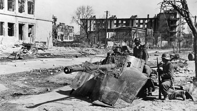 Soldaten, Abwehrkanone und Trümmer. Soldaten, Abwehrkanone und Trümmer.