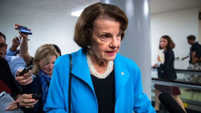 Dianne Feinstein, im Hintergrund sind Journalisten erkennbar Dianne Feinstein, im Hintergrund sind Journalisten erkennbar