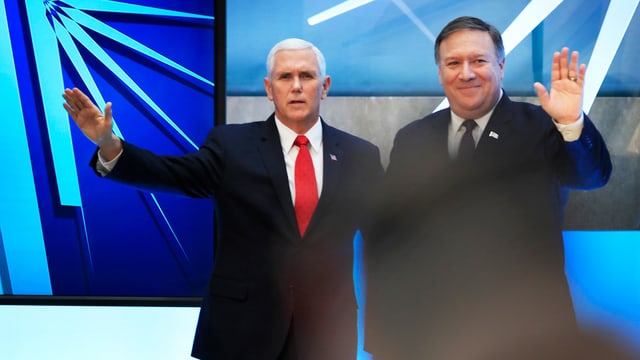 Mike Pence und Mike Pompeo winken Mike Pence und Mike Pompeo winken