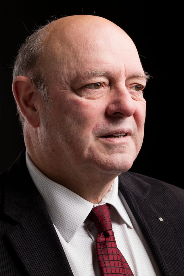 Ulrich Giezendanner vor schwarzem Hintergrund. Ulrich Giezendanner vor schwarzem Hintergrund.