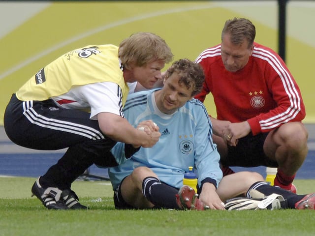 Oliver Kahn (links) schwört Jens Lehmann (Mitte) aufs Penaltyschiessen ein. Oliver Kahn (links) schwört Jens Lehmann (Mitte) aufs Penaltyschiessen ein.