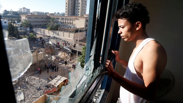 Palästinenser im Gazastreifen blickt auf die Verwüstungen nach einem israelischen Luftangriff Palästinenser im Gazastreifen blickt auf die Verwüstungen nach einem israelischen Luftangriff