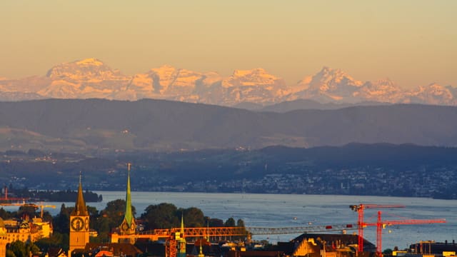 Abendlicher Blick von Zürich in die Glarner Alpen. Abendlicher Blick von Zürich in die Glarner Alpen.