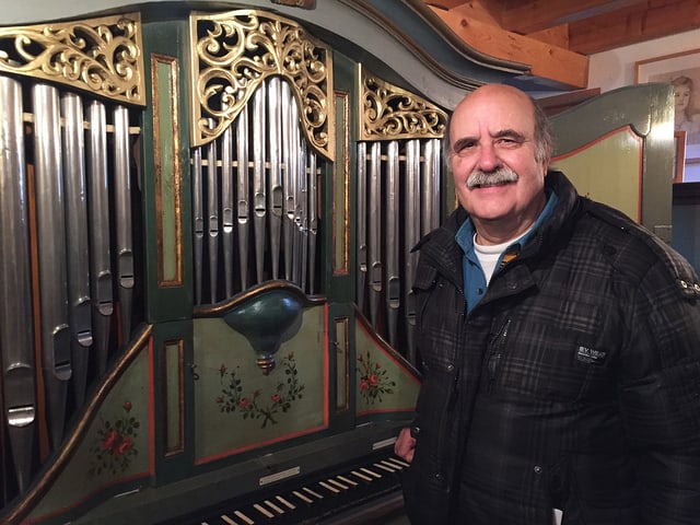 Porträt von Dieter Stalder vor der Kirchenorgel. Porträt von Dieter Stalder vor der Kirchenorgel.