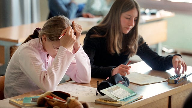 Zwei Mädchen am Schulbank. Zwei Mädchen am Schulbank.