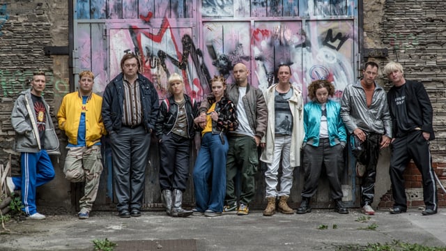 Die «Bumm Bumm Records»-Crew steht vor einem angesprayten Garagentor. Die «Bumm Bumm Records»-Crew steht vor einem angesprayten Garagentor.