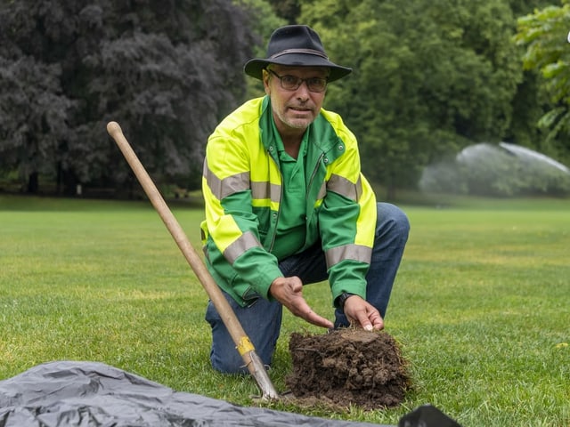 Meinrad Gunti zeigt, dass der Regen vom Wochenende kaum in tiefere Erdregionen vorgestossen ist. Meinrad Gunti zeigt, dass der Regen vom Wochenende kaum in tiefere Erdregionen vorgestossen ist.