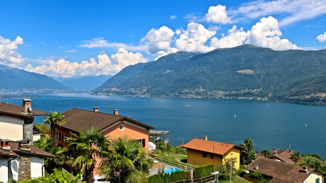 Blick von Brissago über den Lago Maggiore in die Magadinoebene, dahinter der Eingang zur Riviera. Blick von Brissago über den Lago Maggiore in die Magadinoebene, dahinter der Eingang zur Riviera.
