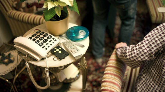 Telefon mit grossen Tasten für alte Frau Telefon mit grossen Tasten für alte Frau