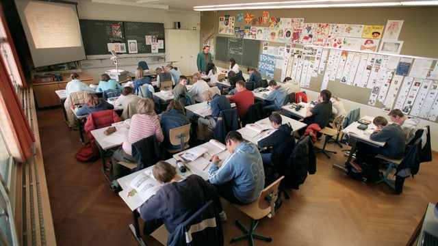 Die Schüler folgen dem Unterricht in ihrem Klassenzimmer. Die Schüler folgen dem Unterricht in ihrem Klassenzimmer.