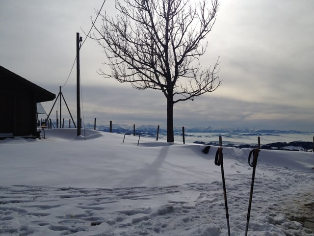 Schnee im Vordergrund, Schleierwolken am Himmel.
