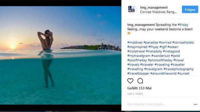 eine Frau steht im Meer eine Frau steht im Meer