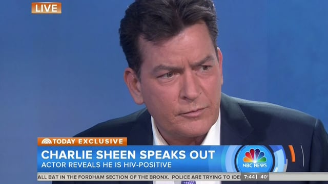 Charlie Sheen in einem schwarzen Anzug mit bedrückter Miene. Charlie Sheen in einem schwarzen Anzug mit bedrückter Miene.