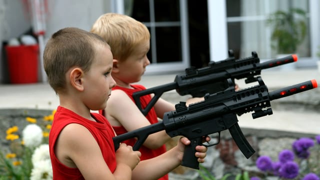 Video «Tödliches Spiel - Amerikas Waffen in Kinderhand» abspielen Video «Tödliches Spiel - Amerikas Waffen in Kinderhand» abspielen