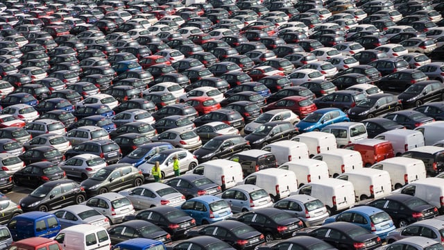 Autos in einem Hafen vor der Verschiffung. Autos in einem Hafen vor der Verschiffung.