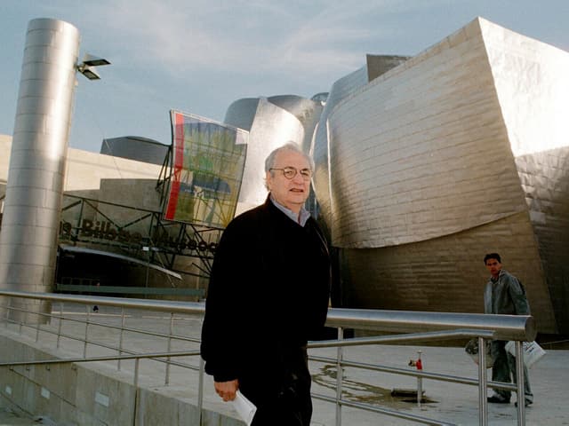 Der Architekt Frank Gehry, 1997 vor dem Guggenheim in Bilbao. Der Architekt Frank Gehry, 1997 vor dem Guggenheim in Bilbao.