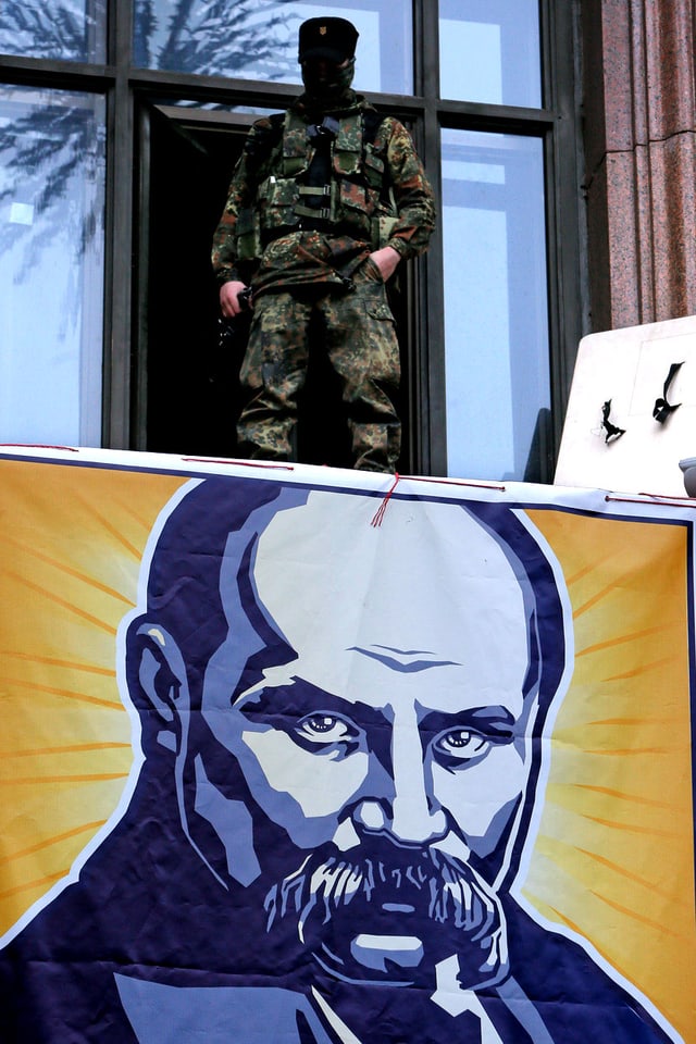 Militär steht auf Balkon, darunter BIld des Dichters. Militär steht auf Balkon, darunter BIld des Dichters.