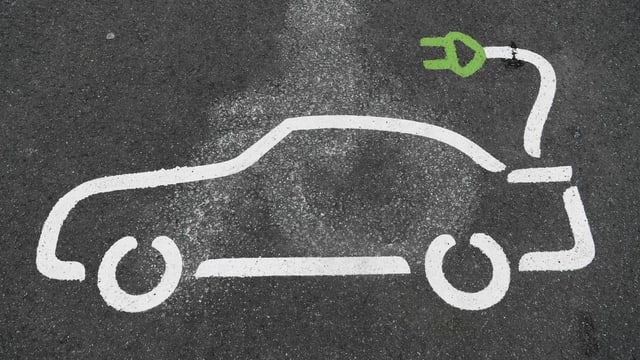 Elektroauto-Symbol auf Parkplatz Elektroauto-Symbol auf Parkplatz