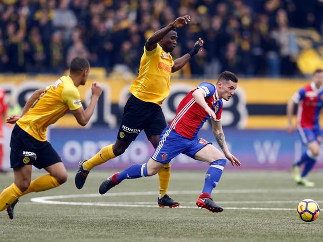Djibril Sow (links) und Sékou Sanogo (Mitte) im Dreikampf mit Basels Taulant Xhaka